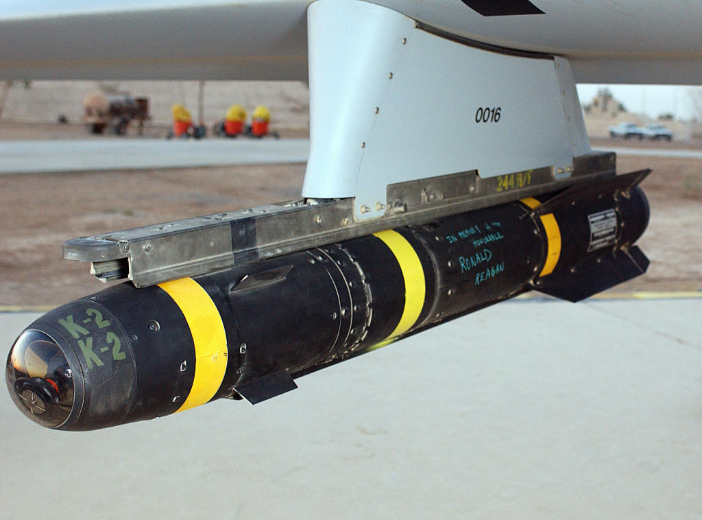 https://upload.wikimedia.org/wikipedia/commons/2/25/AGM-114_Hellfire_hung_on_a_Predator_drone.JPEG