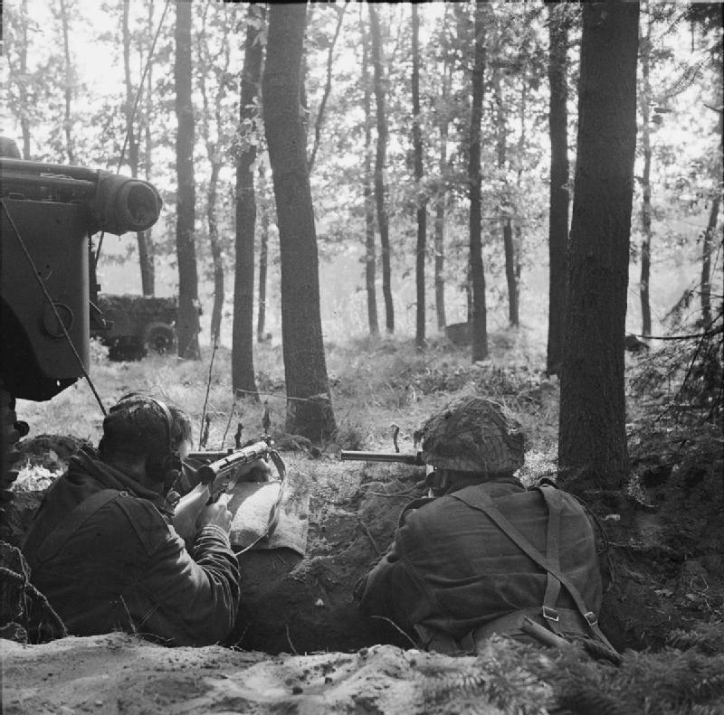 https://upload.wikimedia.org/wikipedia/commons/5/5f/Two_British_Airborne_troops_dug_in.jpg