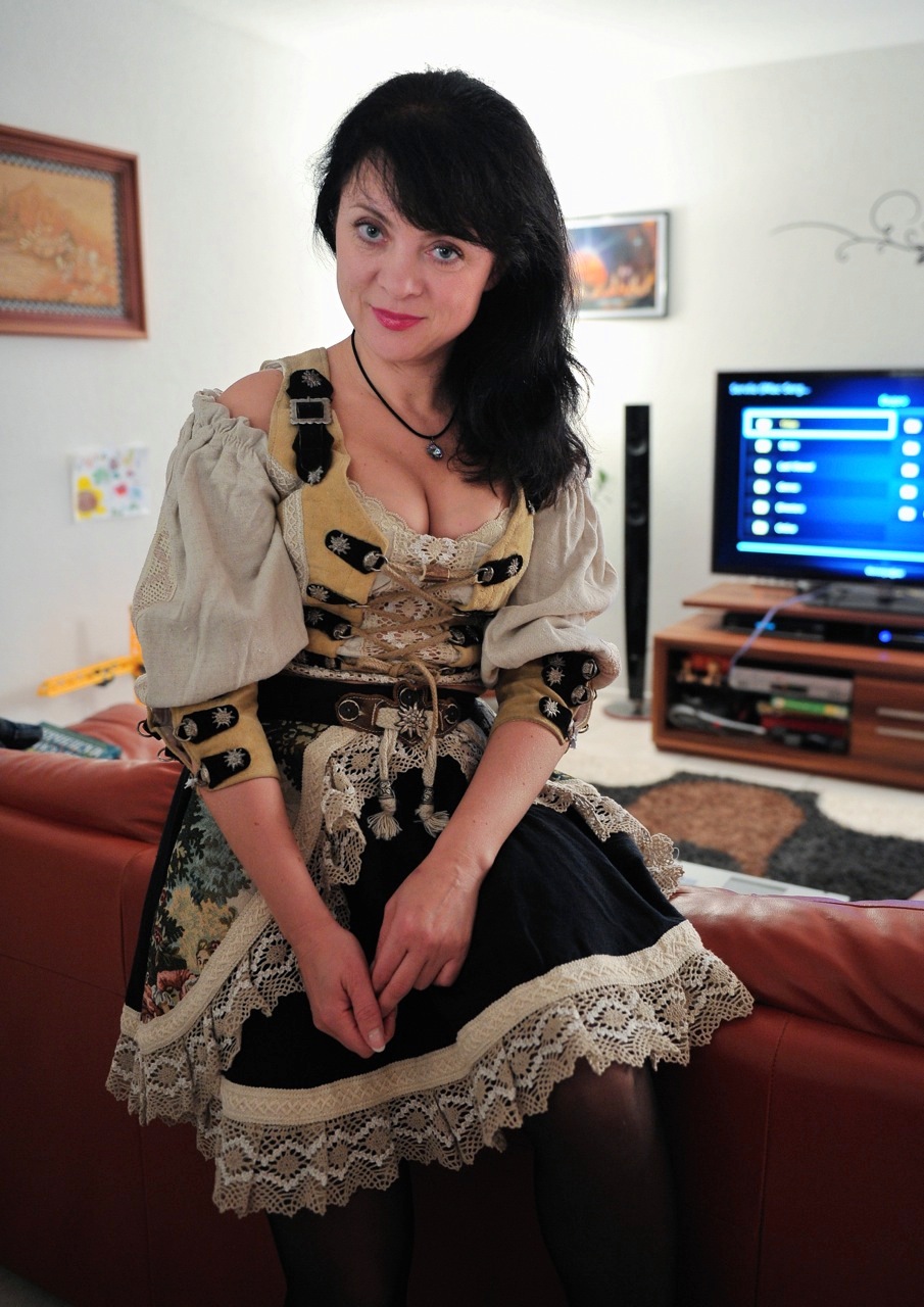 https://upload.wikimedia.org/wikipedia/commons/0/05/A_girl_in_a_typical_Bavarian_Dirndl.jpg